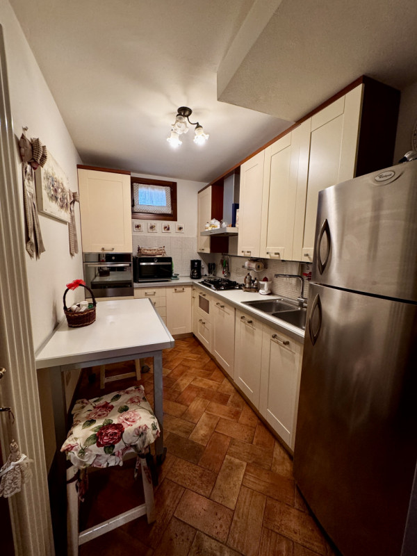 COMPOSIZIONE:
Proponiamo in vendita elegante villetta a schiera, ubicata in una delle vie più rin...