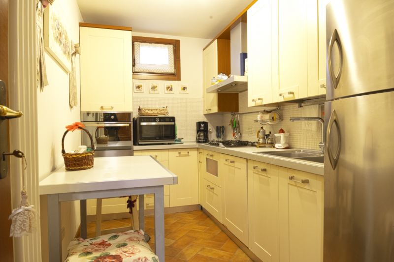 COMPOSIZIONE:
Proponiamo in vendita elegante villetta a schiera, ubicata in una delle vie più rin...