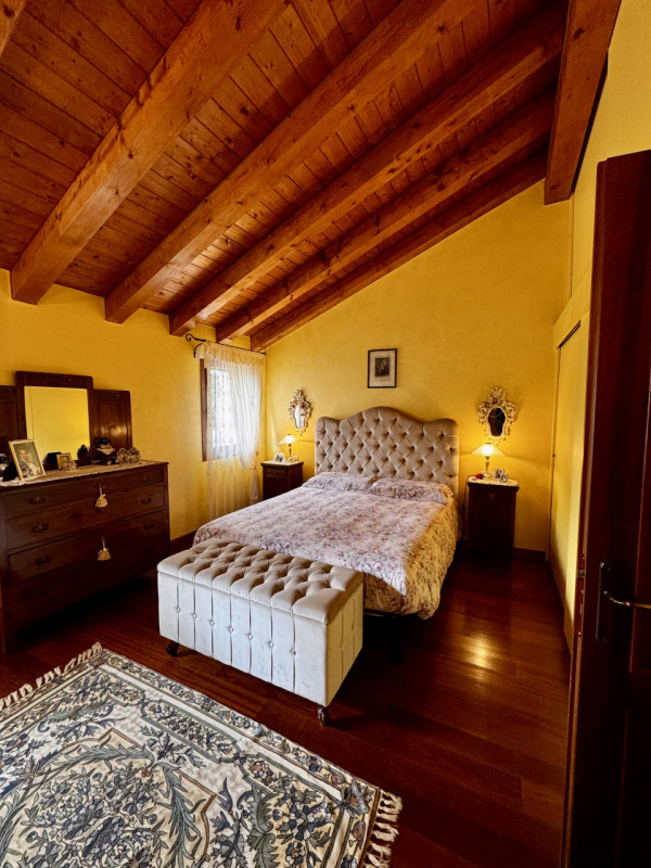 COMPOSIZIONE:
Proponiamo in vendita elegante villetta a schiera, ubicata in una delle vie più rin...