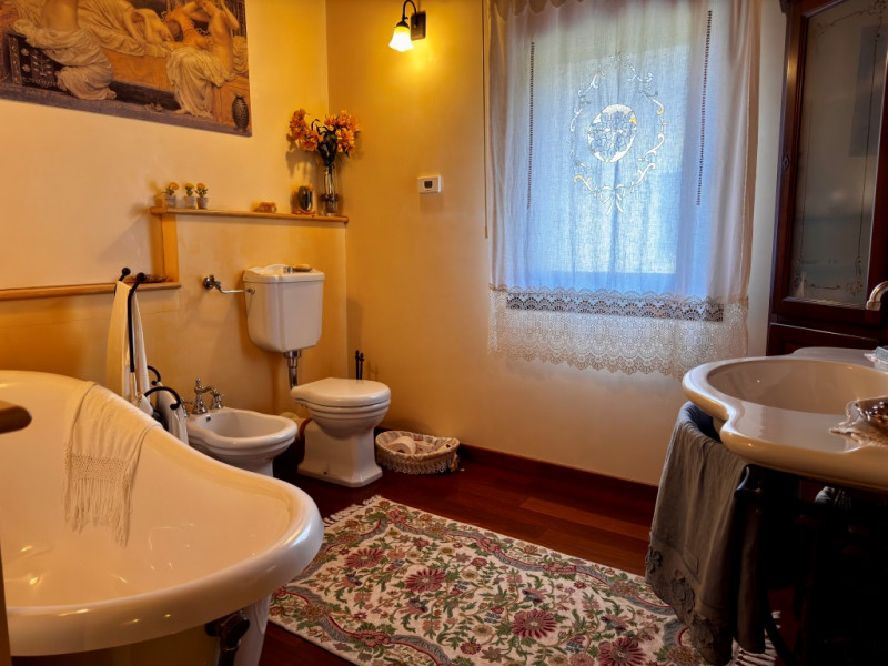 COMPOSIZIONE:
Proponiamo in vendita elegante villetta a schiera, ubicata in una delle vie più rin...