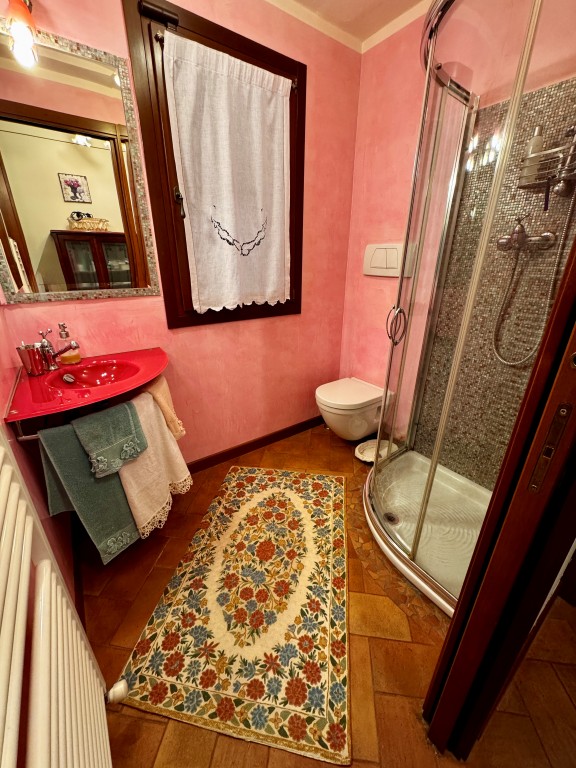 COMPOSIZIONE:
Proponiamo in vendita elegante villetta a schiera, ubicata in una delle vie più rin...