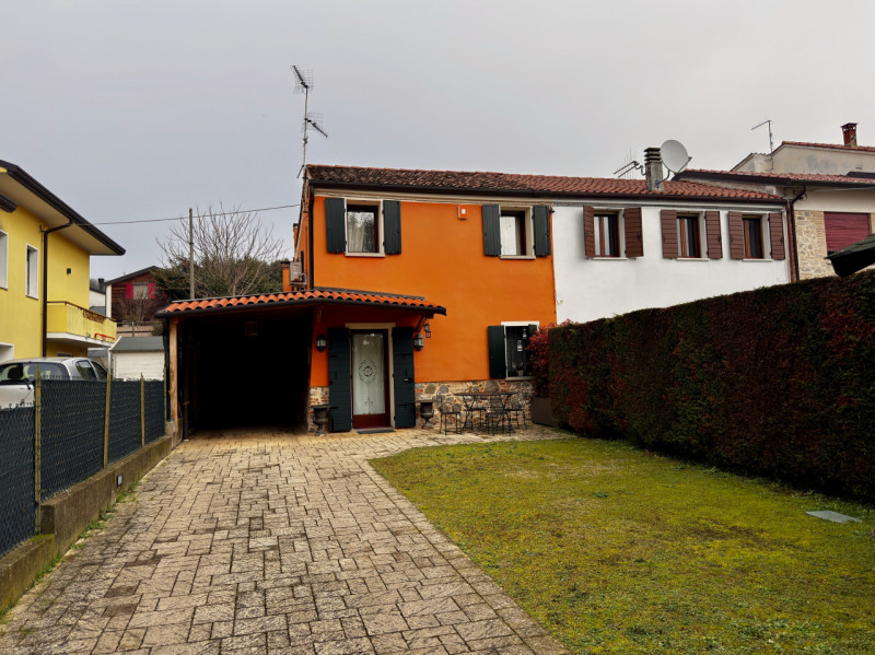 COMPOSIZIONE:
Proponiamo in vendita elegante villetta a schiera, ubicata in una delle vie più rin...