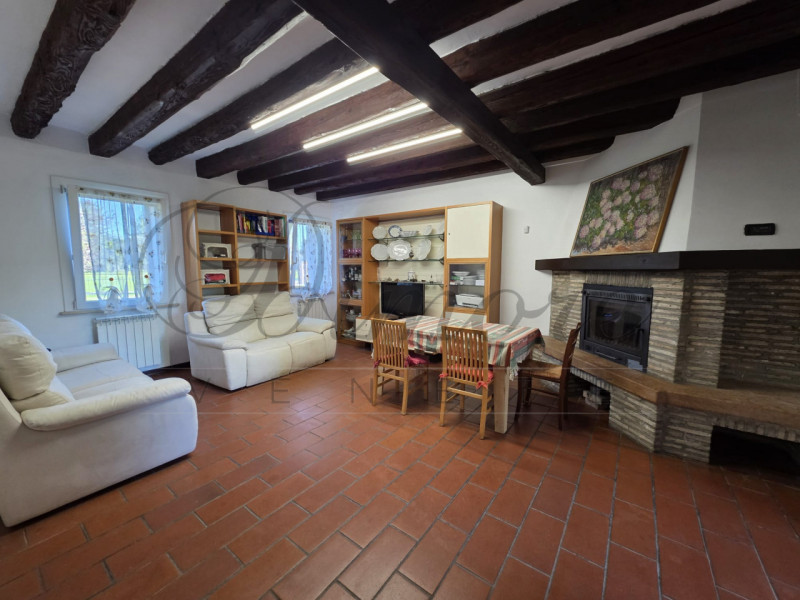 MASSANZAGO: PORZIONE DI BIFAMILIARE CON AMPIO GIARDINO
In zona tranquilla di campagna a Massanzag...