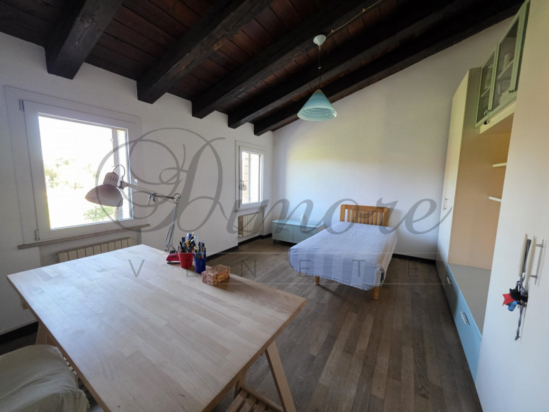 MASSANZAGO: PORZIONE DI BIFAMILIARE CON AMPIO GIARDINO
In zona tranquilla di campagna a Massanzag...