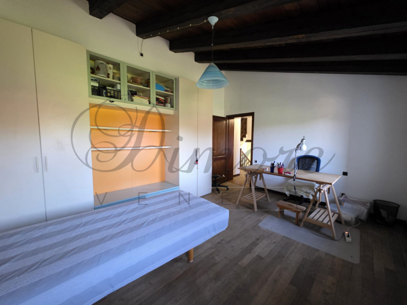 MASSANZAGO: PORZIONE DI BIFAMILIARE CON AMPIO GIARDINO
In zona tranquilla di campagna a Massanzag...