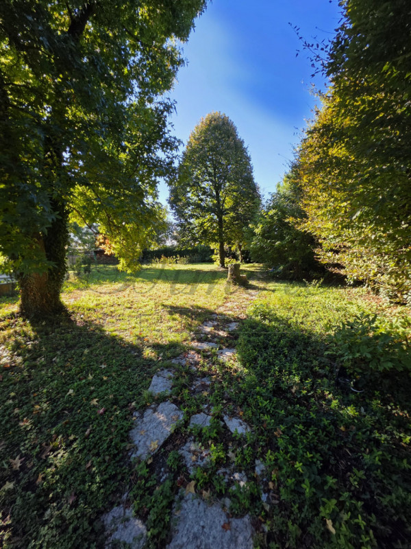 MASSANZAGO: PORZIONE DI BIFAMILIARE CON AMPIO GIARDINO
In zona tranquilla di campagna a Massanzag...