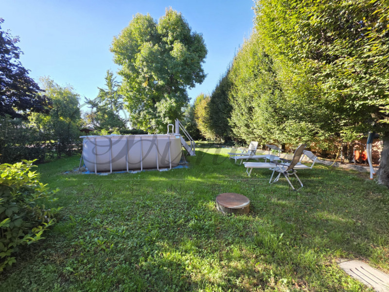 MASSANZAGO: PORZIONE DI BIFAMILIARE CON AMPIO GIARDINO
In zona tranquilla di campagna a Massanzag...