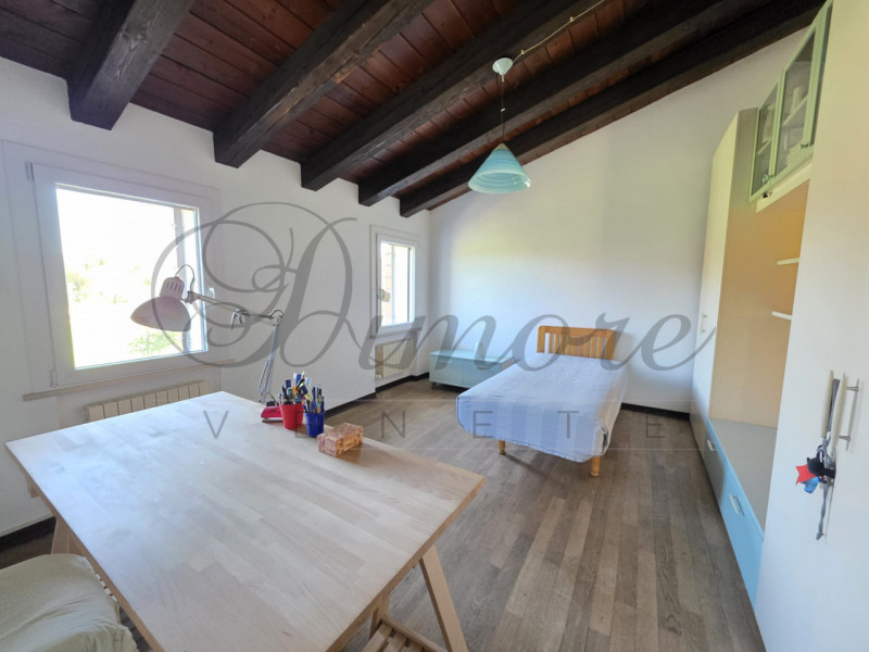 MASSANZAGO: PORZIONE DI BIFAMILIARE CON AMPIO GIARDINO
In zona tranquilla di campagna a Massanzag...