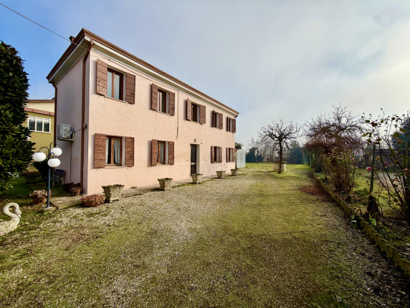 COMPOSIZIONE:
Proponiamo in vendita una Casa singola al piano terra e primo, ubicata a Ponso. Al ...