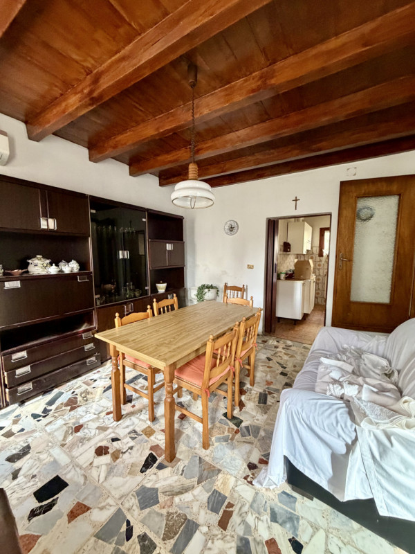 COMPOSIZIONE:
Proponiamo in vendita una Casa singola al piano terra e primo, ubicata a Ponso. Al ...