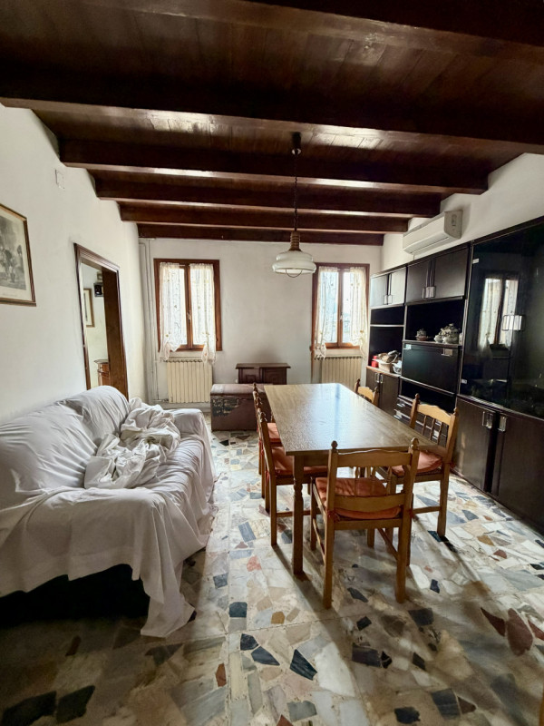 COMPOSIZIONE:
Proponiamo in vendita una Casa singola al piano terra e primo, ubicata a Ponso. Al ...