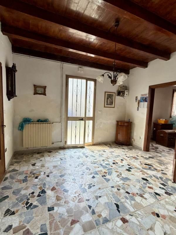 COMPOSIZIONE:
Proponiamo in vendita una Casa singola al piano terra e primo, ubicata a Ponso. Al ...