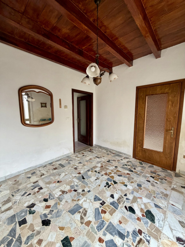 COMPOSIZIONE:
Proponiamo in vendita una Casa singola al piano terra e primo, ubicata a Ponso. Al ...