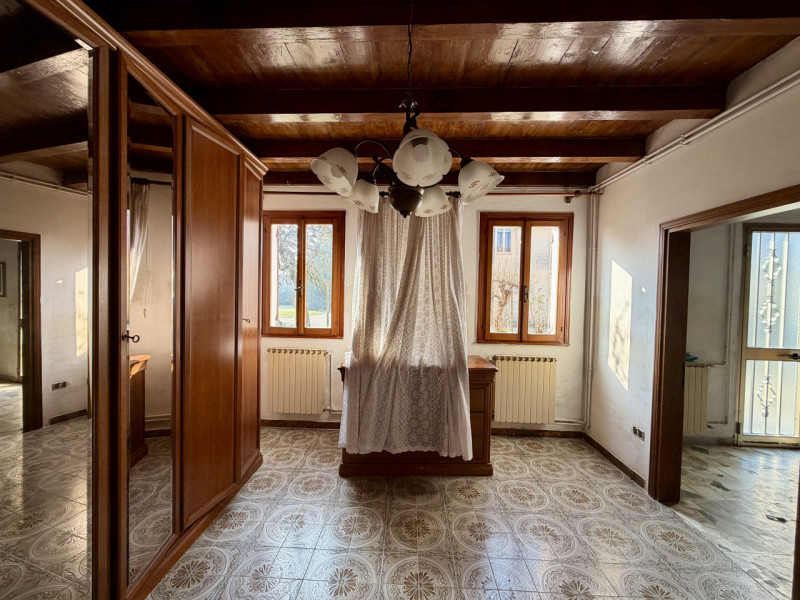 COMPOSIZIONE:
Proponiamo in vendita una Casa singola al piano terra e primo, ubicata a Ponso. Al ...