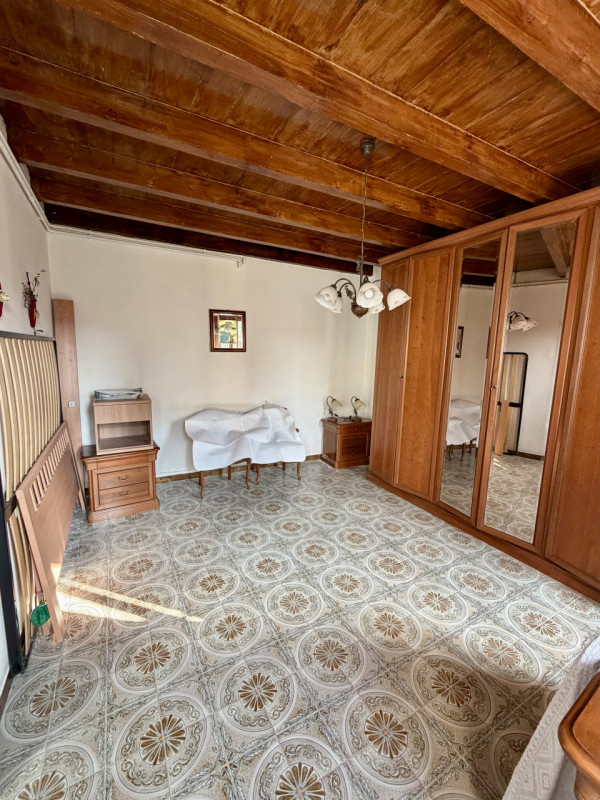 COMPOSIZIONE:
Proponiamo in vendita una Casa singola al piano terra e primo, ubicata a Ponso. Al ...