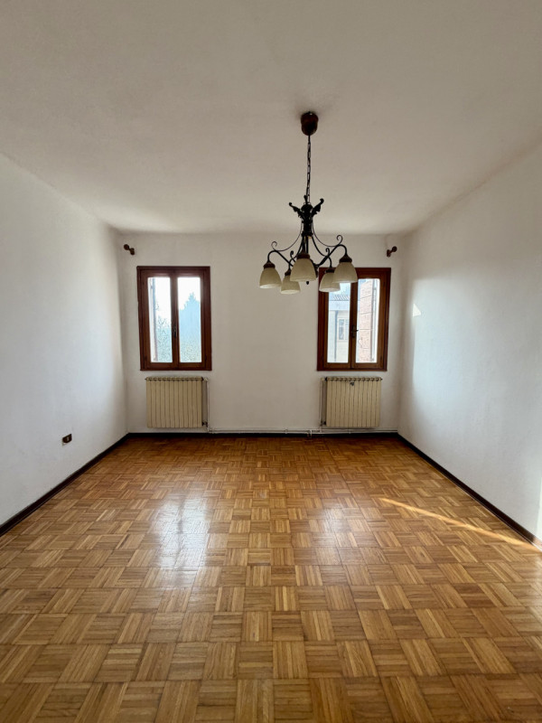 COMPOSIZIONE:
Proponiamo in vendita una Casa singola al piano terra e primo, ubicata a Ponso. Al ...