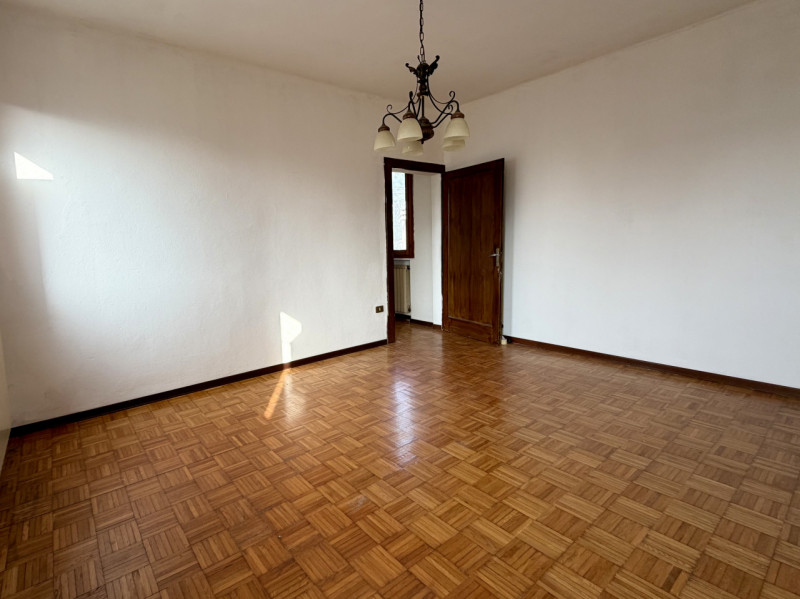 COMPOSIZIONE:
Proponiamo in vendita una Casa singola al piano terra e primo, ubicata a Ponso. Al ...