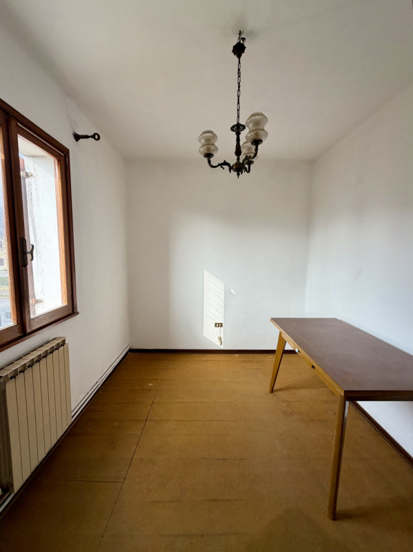 COMPOSIZIONE:
Proponiamo in vendita una Casa singola al piano terra e primo, ubicata a Ponso. Al ...