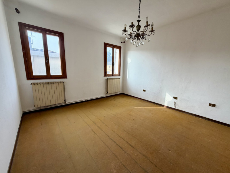 COMPOSIZIONE:
Proponiamo in vendita una Casa singola al piano terra e primo, ubicata a Ponso. Al ...