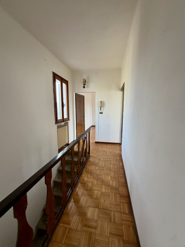 COMPOSIZIONE:
Proponiamo in vendita una Casa singola al piano terra e primo, ubicata a Ponso. Al ...