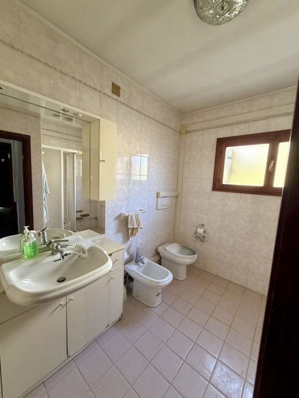 COMPOSIZIONE:
Proponiamo in vendita una Casa singola al piano terra e primo, ubicata a Ponso. Al ...