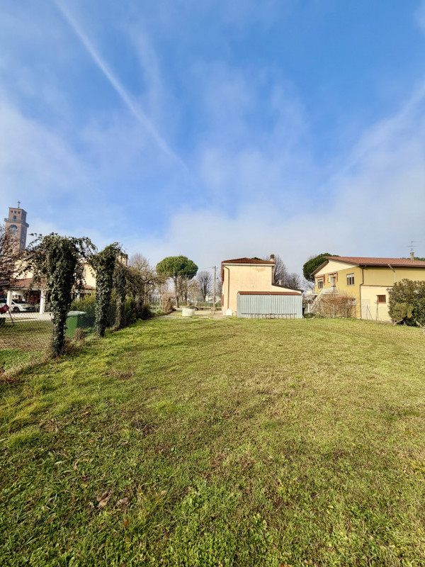 COMPOSIZIONE:
Proponiamo in vendita una Casa singola al piano terra e primo, ubicata a Ponso. Al ...