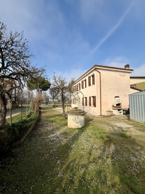 COMPOSIZIONE:
Proponiamo in vendita una Casa singola al piano terra e primo, ubicata a Ponso. Al ...