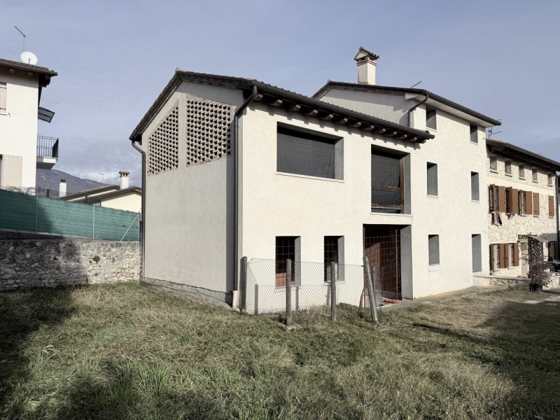 (Per INFO Fabrizio 333 7743912) Nel comune di Castelcucco, in posizione centrale e comoda a tutti...