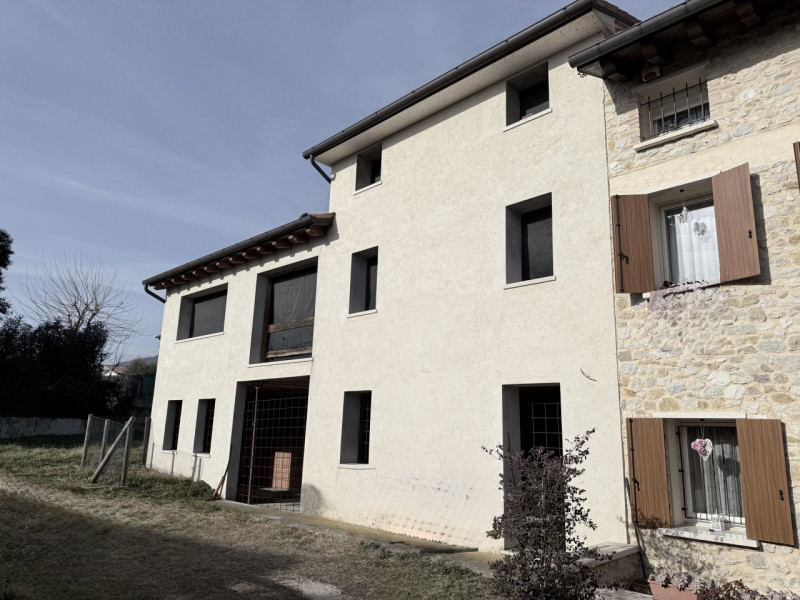 (Per INFO Fabrizio 333 7743912) Nel comune di Castelcucco, in posizione centrale e comoda a tutti...