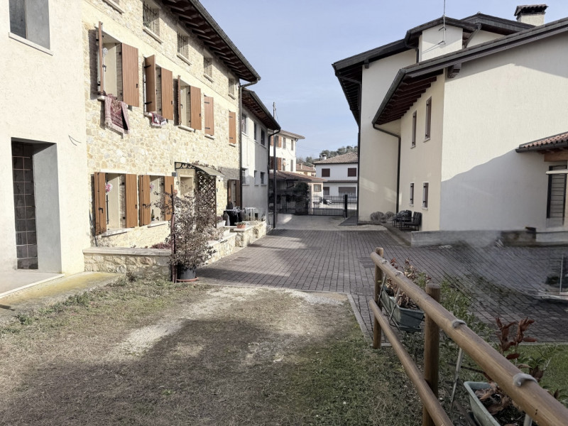 (Per INFO Fabrizio 333 7743912) Nel comune di Castelcucco, in posizione centrale e comoda a tutti...