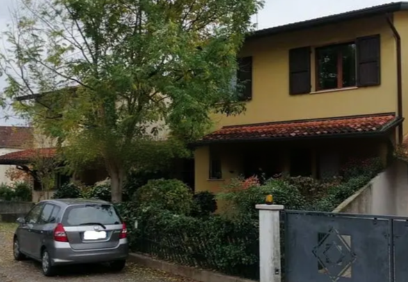 Rif. A.A.36-221

Vendita all'asta - casa a schiera su 3 livelli con giardino in data 20 aprile 20...