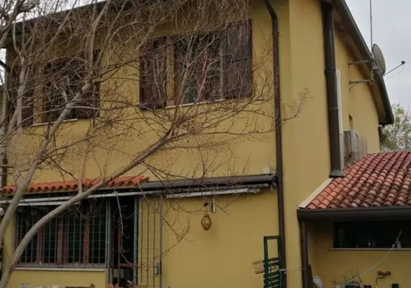 Rif. A.A.36-221

Vendita all'asta - casa a schiera su 3 livelli con giardino in data 20 febbraio ...