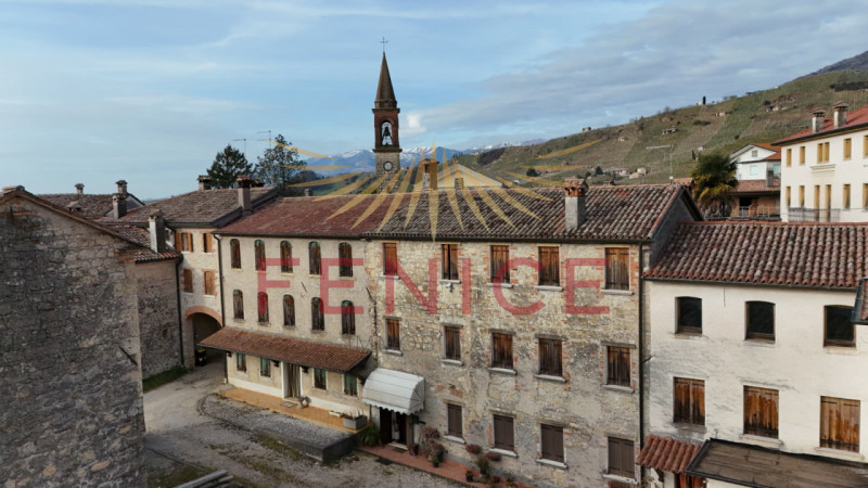 Scopri questa splendida casa a schiera centrale situata nella rinomata zona di Valdobbiadene, un ...