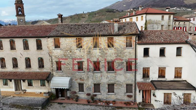 Scopri questa splendida casa a schiera centrale situata nella rinomata zona di Valdobbiadene, un ...