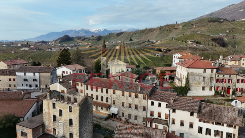 Scopri questa splendida casa a schiera centrale situata nella rinomata zona di Valdobbiadene, un ...
