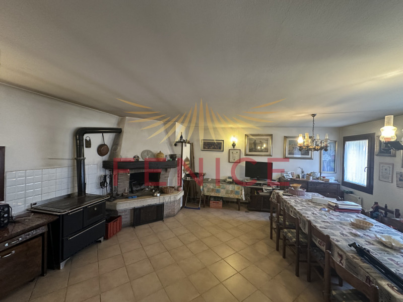 Scopri questa splendida casa a schiera centrale situata nella rinomata zona di Valdobbiadene, un ...