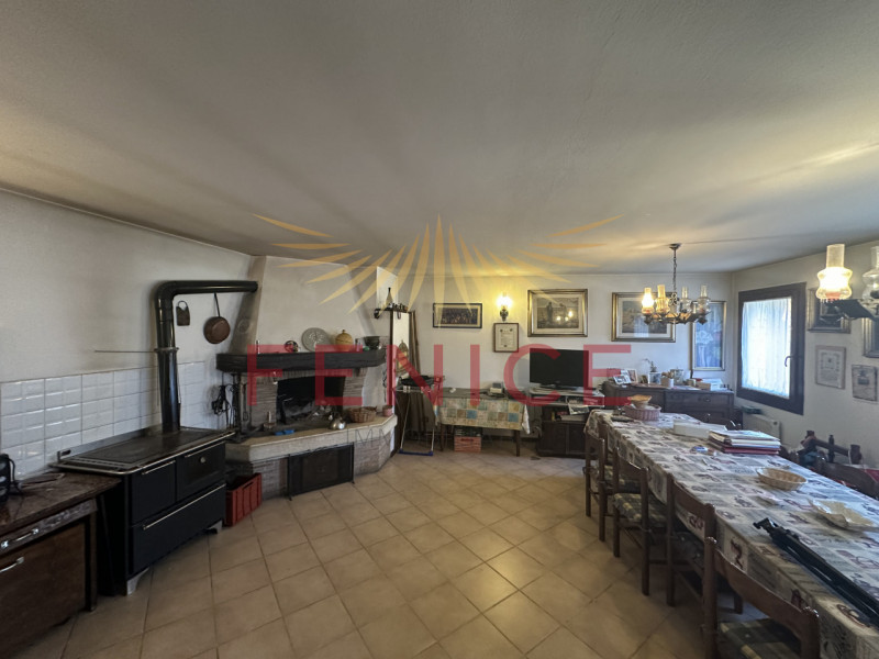 Scopri questa splendida casa a schiera centrale situata nella rinomata zona di Valdobbiadene, un ...