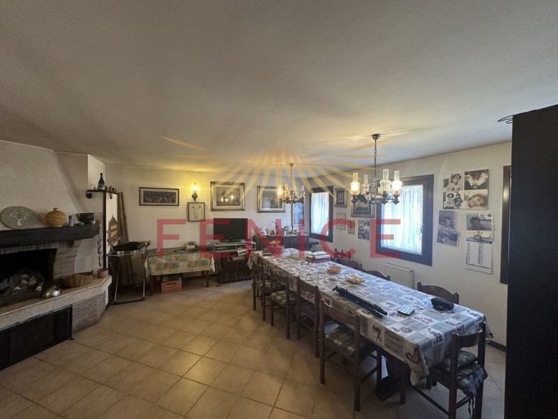 Scopri questa splendida casa a schiera centrale situata nella rinomata zona di Valdobbiadene, un ...