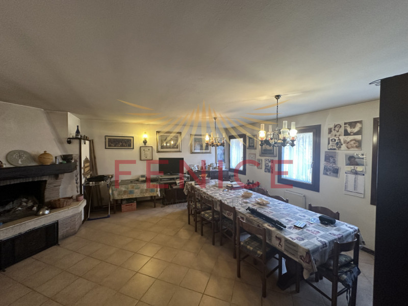 Scopri questa splendida casa a schiera centrale situata nella rinomata zona di Valdobbiadene, un ...