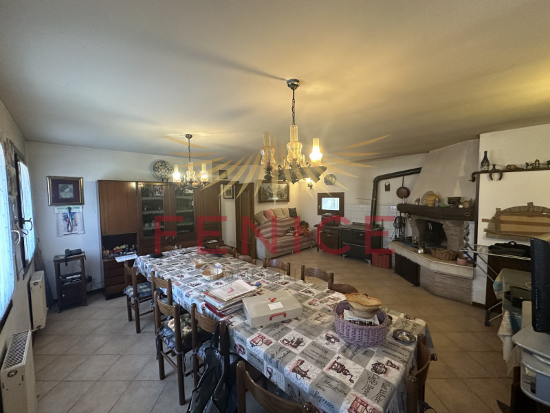 Scopri questa splendida casa a schiera centrale situata nella rinomata zona di Valdobbiadene, un ...