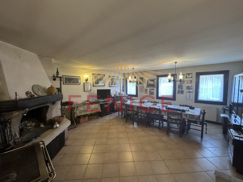 Scopri questa splendida casa a schiera centrale situata nella rinomata zona di Valdobbiadene, un ...