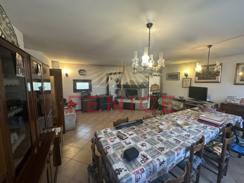 Scopri questa splendida casa a schiera centrale situata nella rinomata zona di Valdobbiadene, un ...