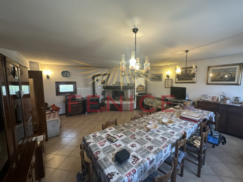 Scopri questa splendida casa a schiera centrale situata nella rinomata zona di Valdobbiadene, un ...