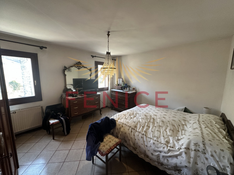 Scopri questa splendida casa a schiera centrale situata nella rinomata zona di Valdobbiadene, un ...