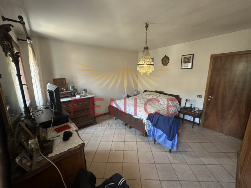 Scopri questa splendida casa a schiera centrale situata nella rinomata zona di Valdobbiadene, un ...