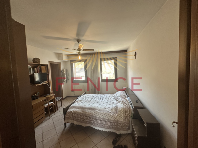 Scopri questa splendida casa a schiera centrale situata nella rinomata zona di Valdobbiadene, un ...