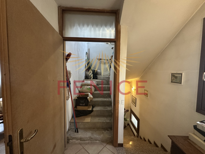 Scopri questa splendida casa a schiera centrale situata nella rinomata zona di Valdobbiadene, un ...