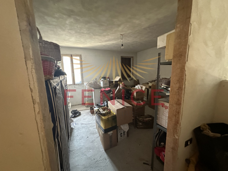 Scopri questa splendida casa a schiera centrale situata nella rinomata zona di Valdobbiadene, un ...