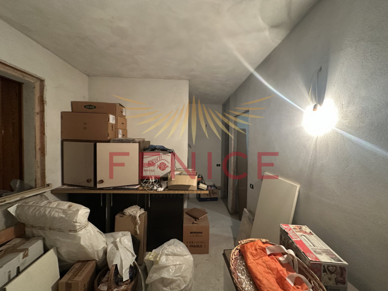 Scopri questa splendida casa a schiera centrale situata nella rinomata zona di Valdobbiadene, un ...