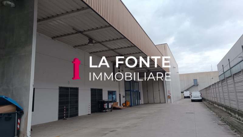 Camin, Padova Magazzino Logistico già Scaffalato con 1800 posti pallet alti e con grande portata,...